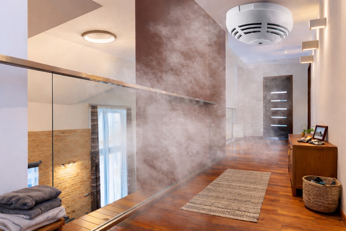 Détecteur de fumée installé au plafond — prévention incendie CJPI
